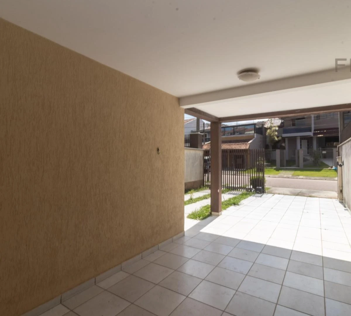 4-bedroom house with a bathtub in Curitiba — photo 36