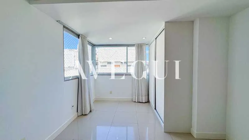 197 m² apartment with 4 bedrooms and a glass balcony — photo 10