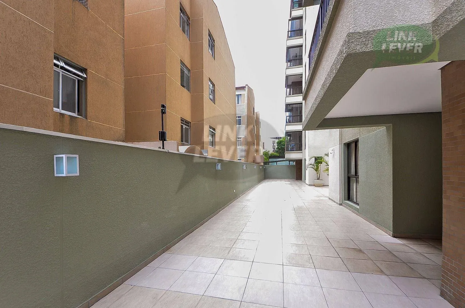 Balcony with a grill in a 3-bedroom apartment, 88 m² — photo 14