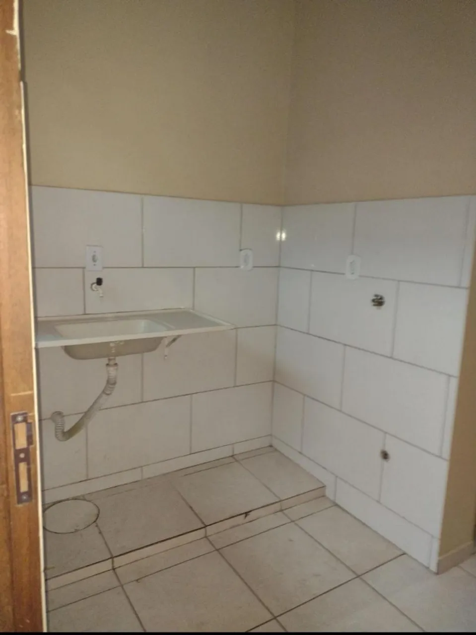 Kitinete com área de lavanderia e cozinha fechada