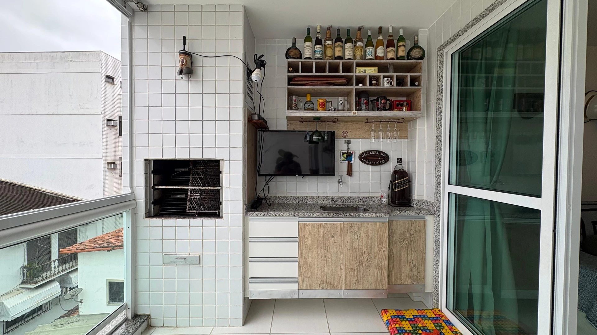 100 m² apartment with a grill on the balcony and a jacuzzi — photo 47
