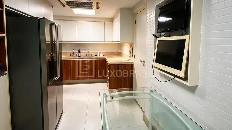 2-bedroom apartment in a building with a gym — photo 13