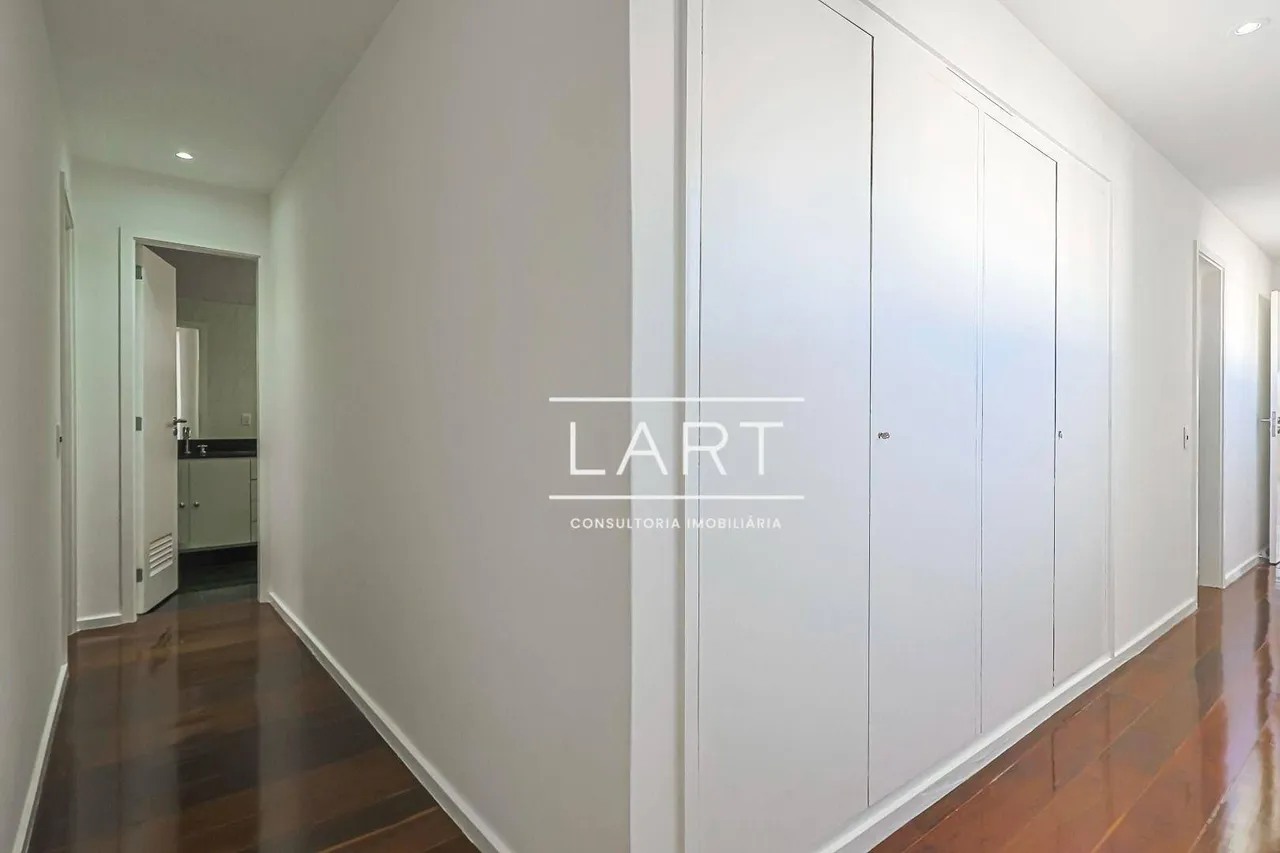 4-bedroom apartment with balcony and 227 m² — photo 17