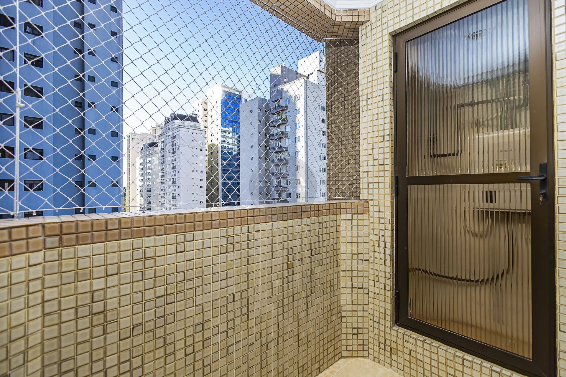 Apartamento com 4 quartos e piso de madeira na sala — photo 19
