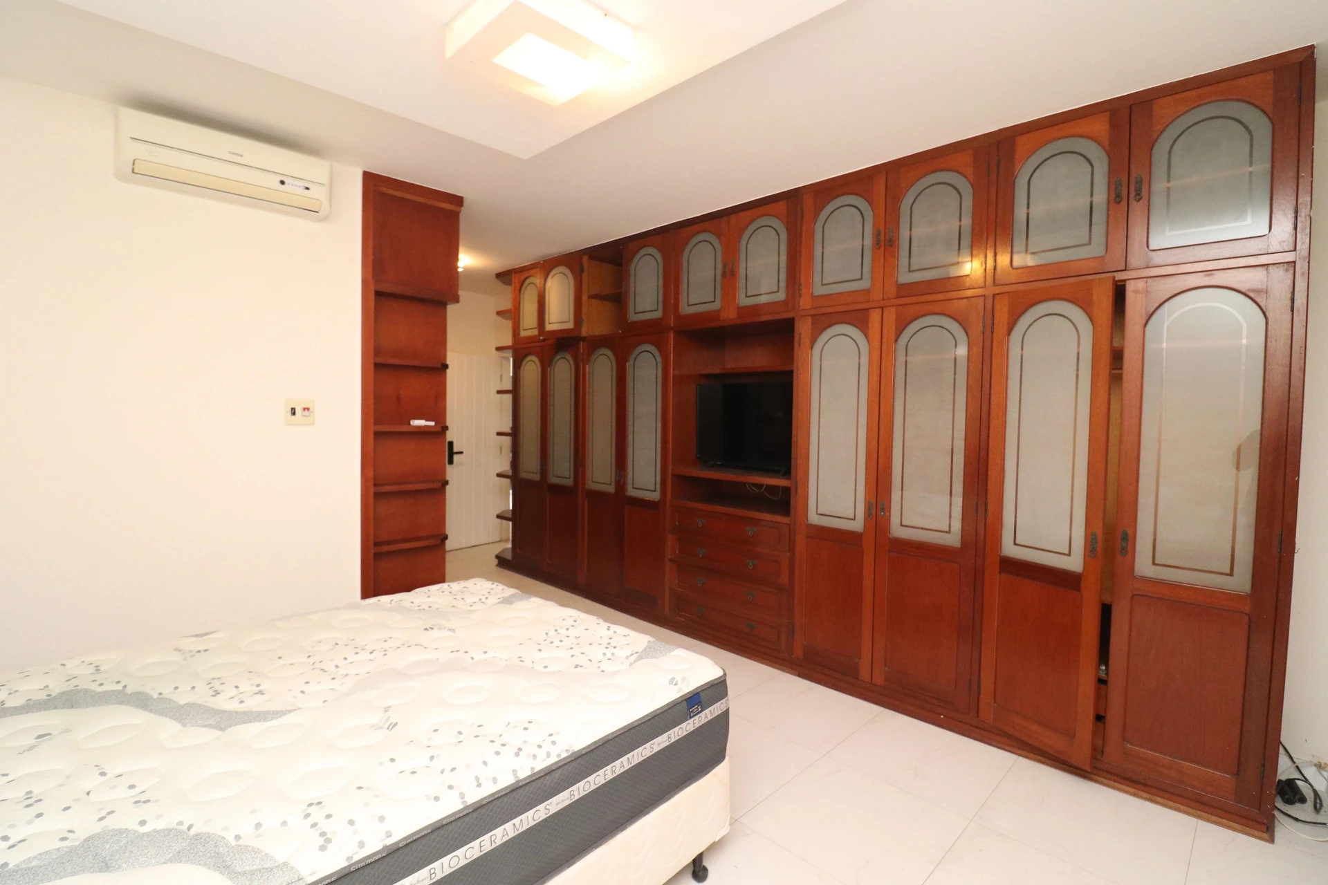 Vestidor y 5 dormitorios: casa de 420 m² — photo 12