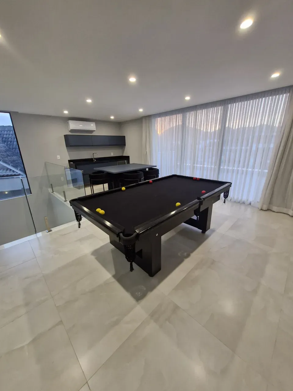 Furnished triplex house with open-plan kitchen and 490 m² — photo 11