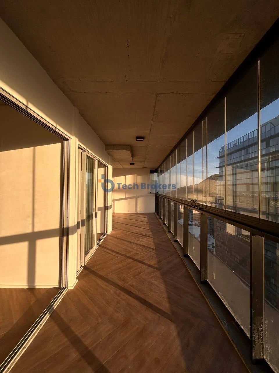 2-bedroom apartment with a glass-enclosed balcony — photo 7