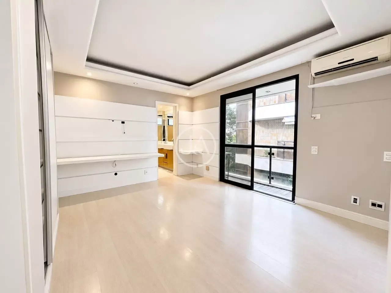 For rent 3-bedroom apartment with 251 m² and a balcony — photo 6