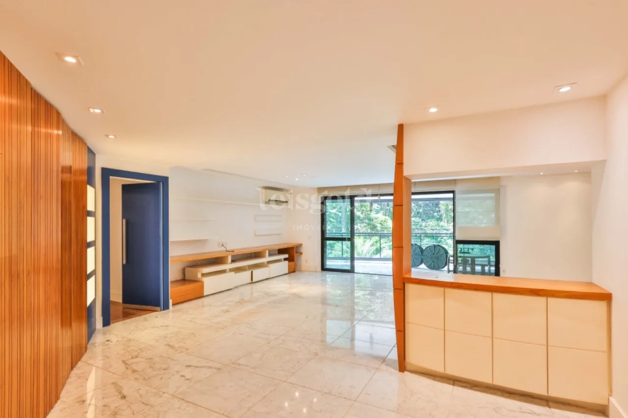 Floor-to-ceiling windows in a 2-bedroom apartment, 230 m² — photo 25