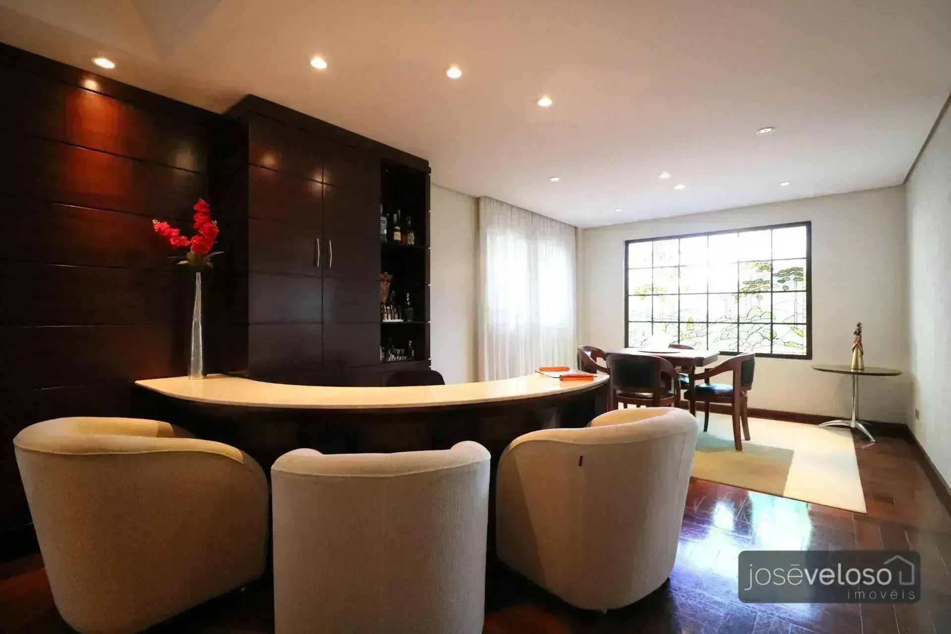 842 m² house with 6 bedrooms and a gas stove — photo 10