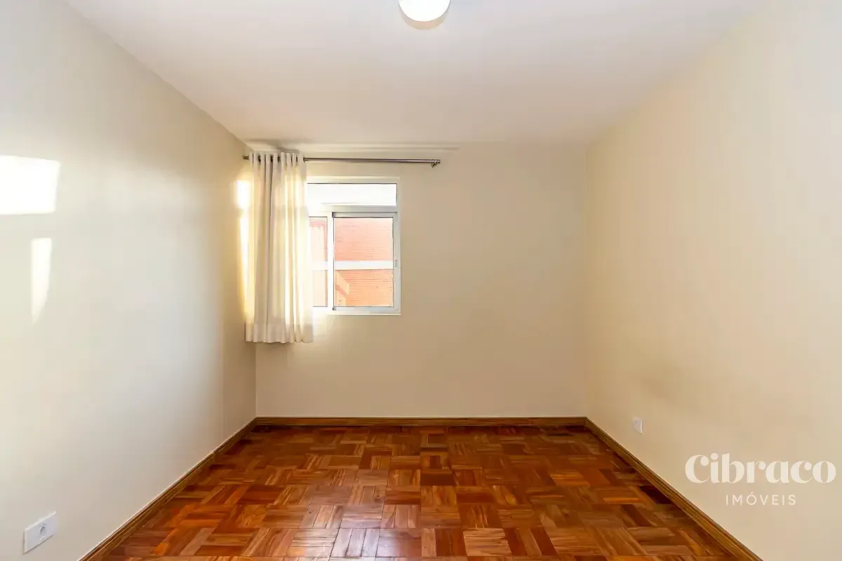 Apartamento de aluguel com 2 quartos e piso de madeira — photo 25