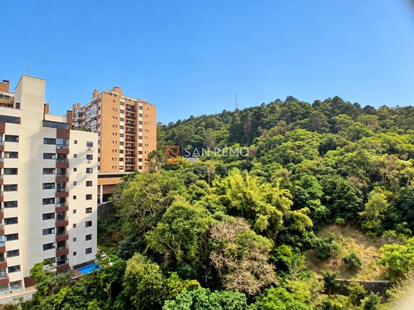 Glass-enclosed balcony in a 3-bedroom apartment, 120 m² — photo 33