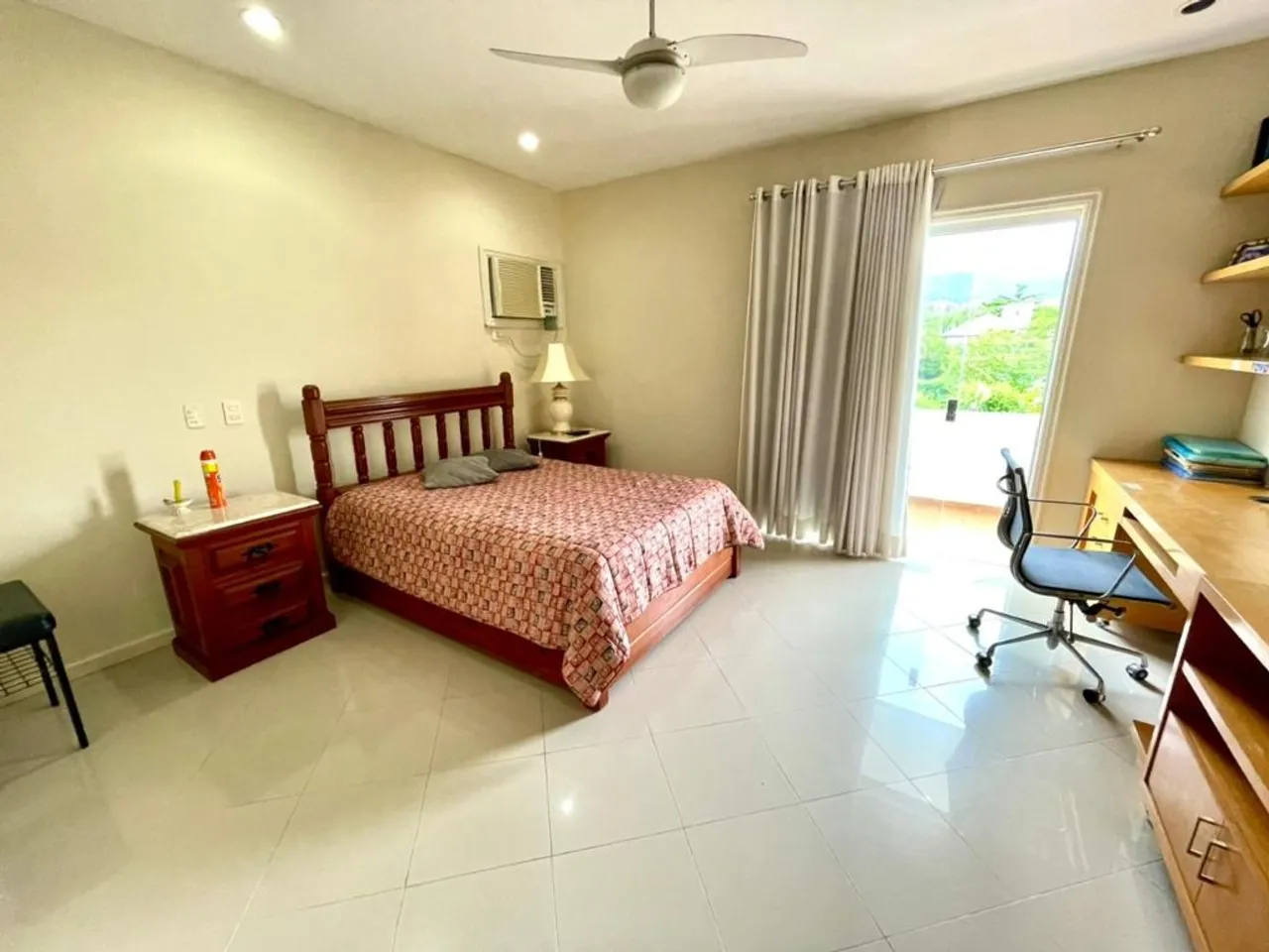 House with 5 bedrooms and a glassed-in balcony — photo 16