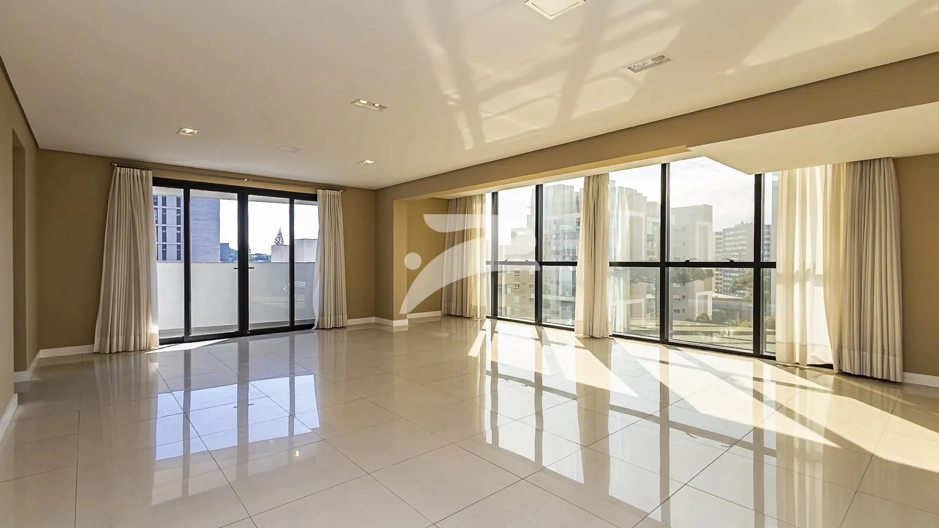 3-bedroom apartment with built-in grill on the balcony
