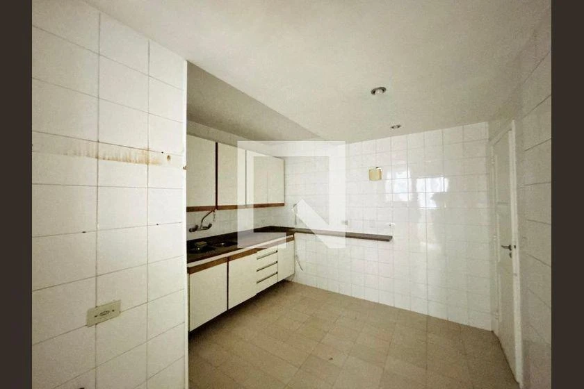 3-bedroom apartment with wood or laminate floors — photo 11