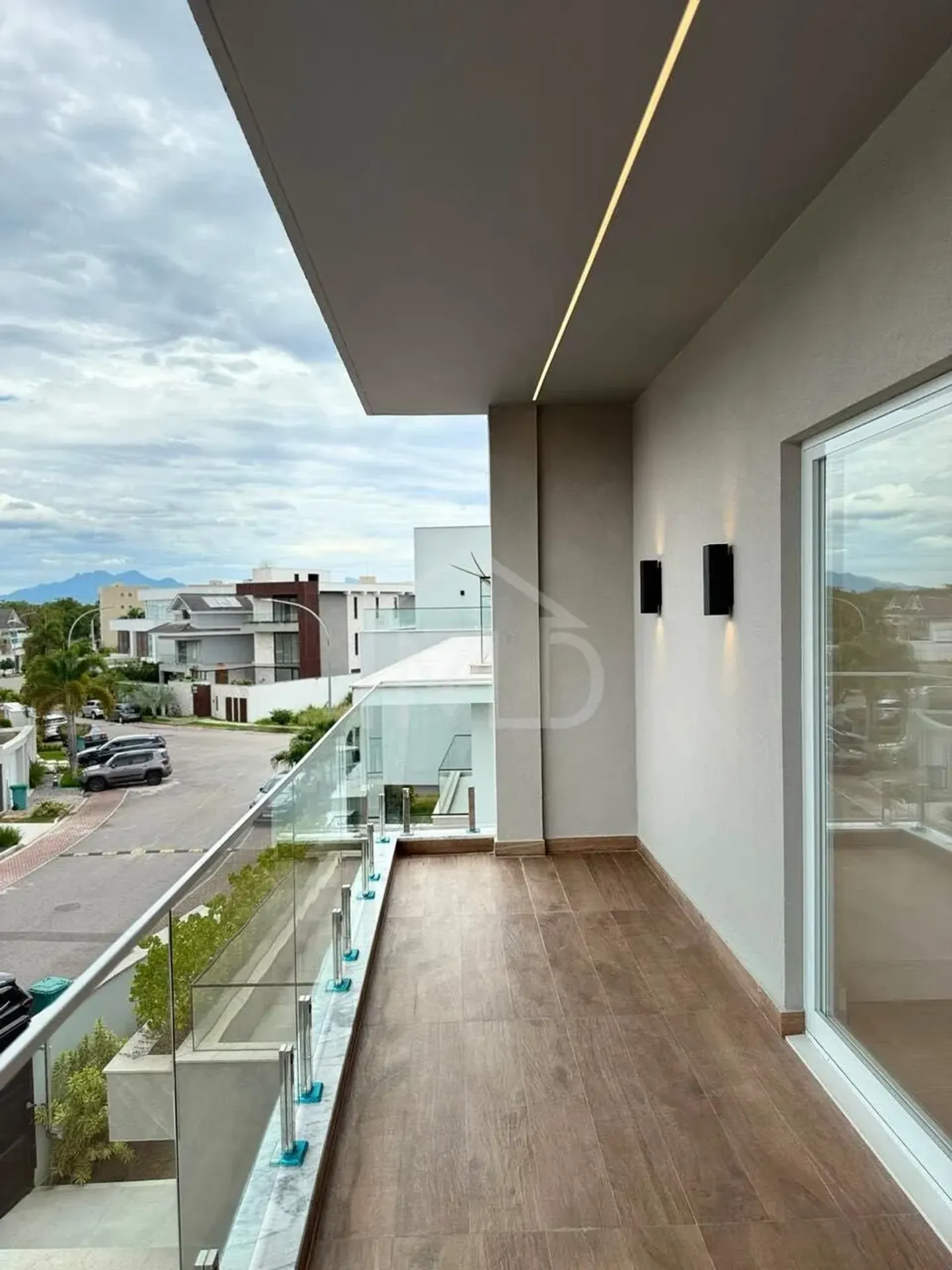 Triplex house with 280 m², 5 suites and balcony grill — photo 12