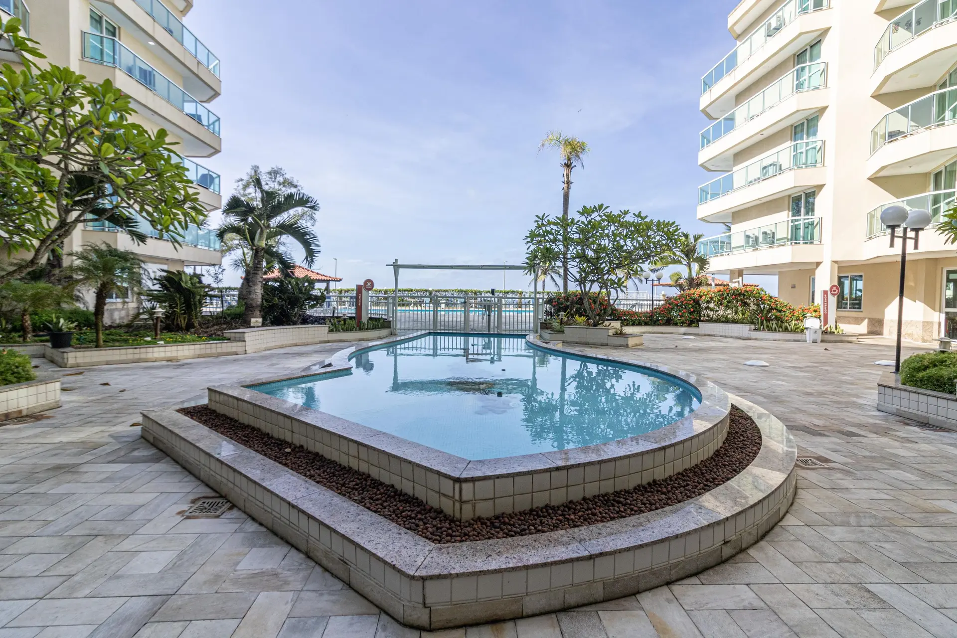 Furnished 1-bedroom apartment with a glass balcony — photo 14