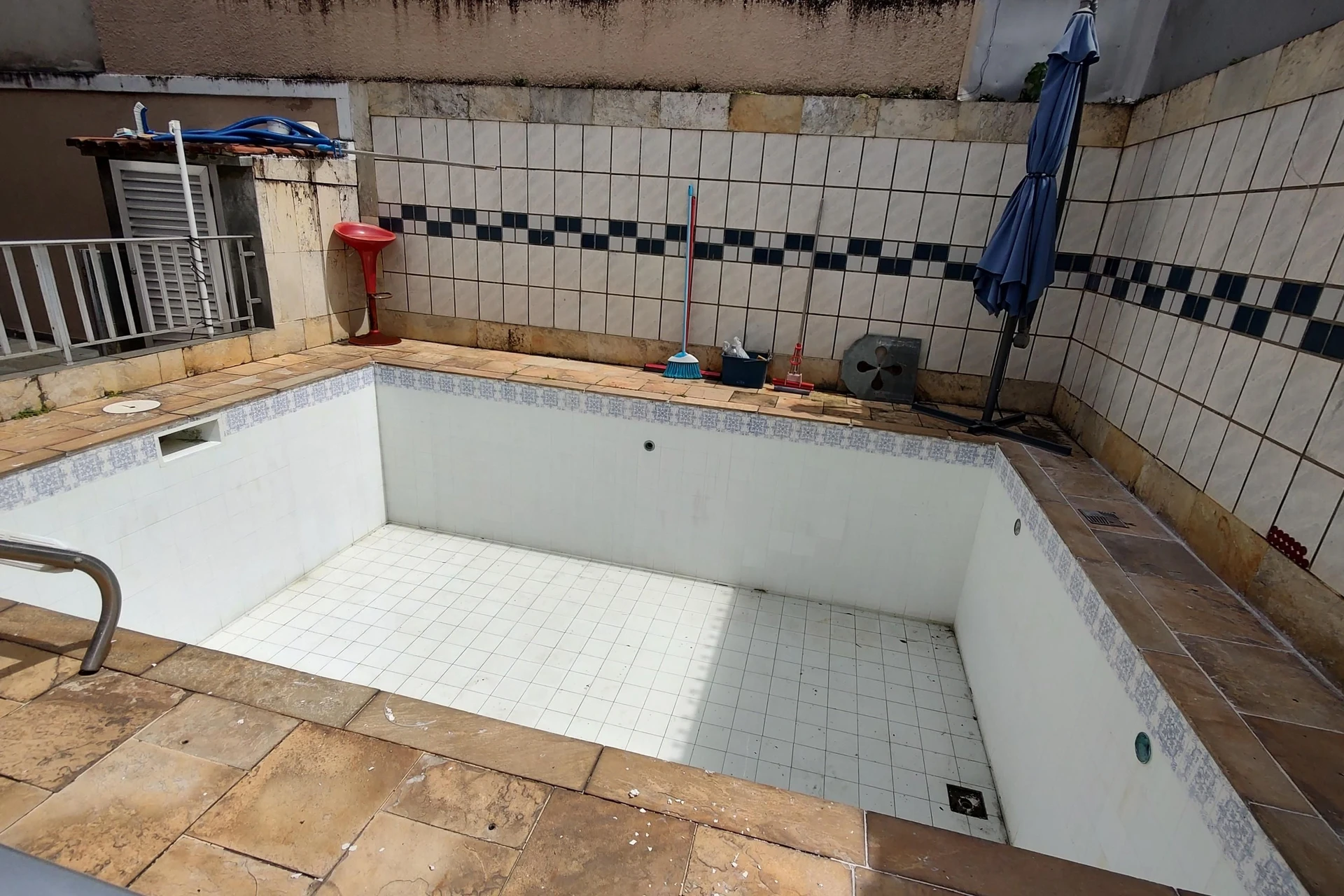 House with 3 bedrooms and a private backyard — photo 57