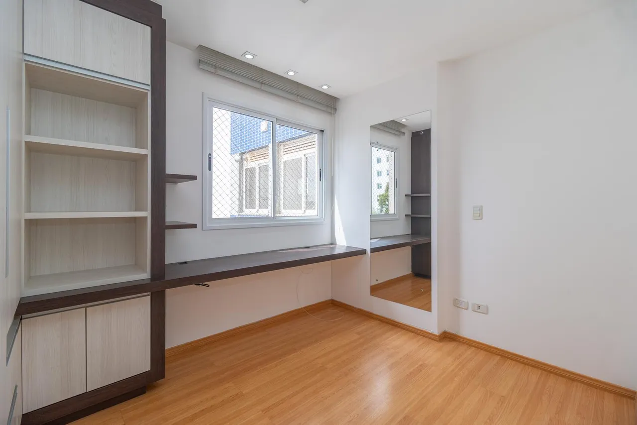 Unfurnished 3-bedroom apartment with glass balcony — photo 12