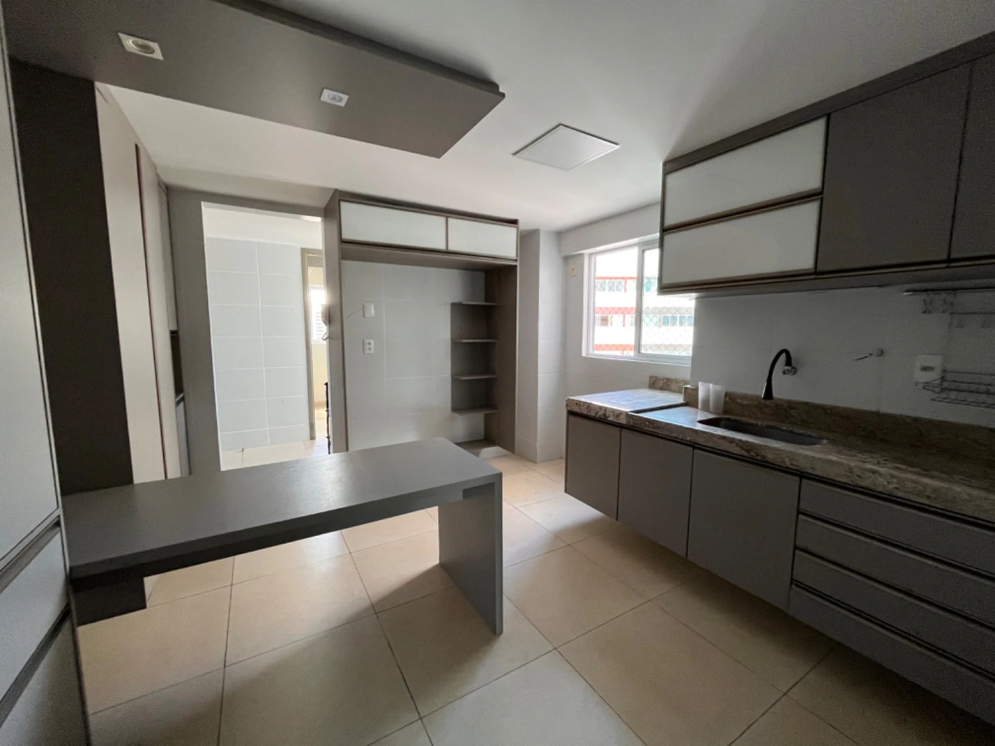 4-bedroom apartment in a building with a gym — photo 5