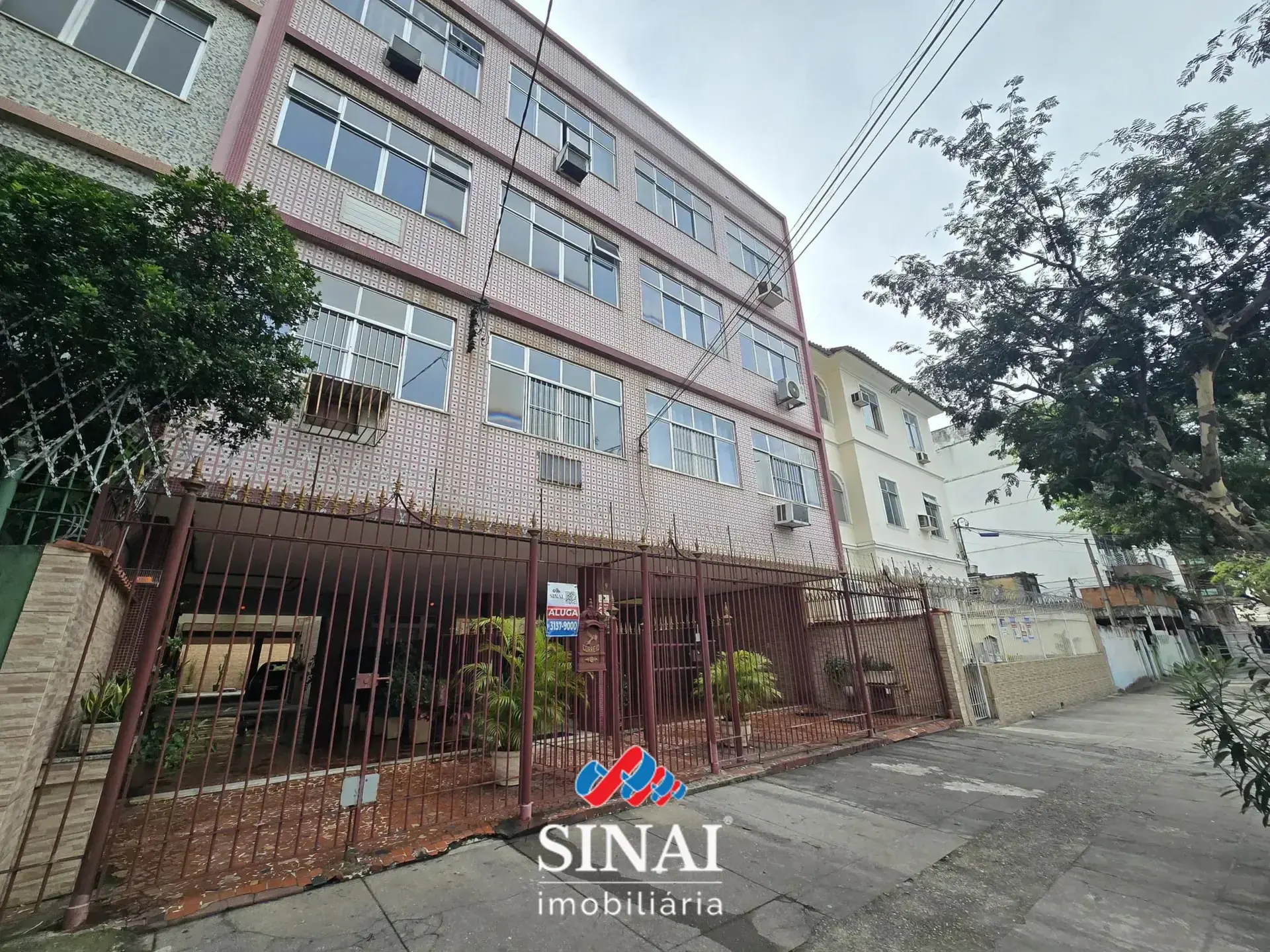 Квартира з 2 спальнями та дерев'яною підлогою або ламінатом — photo 29