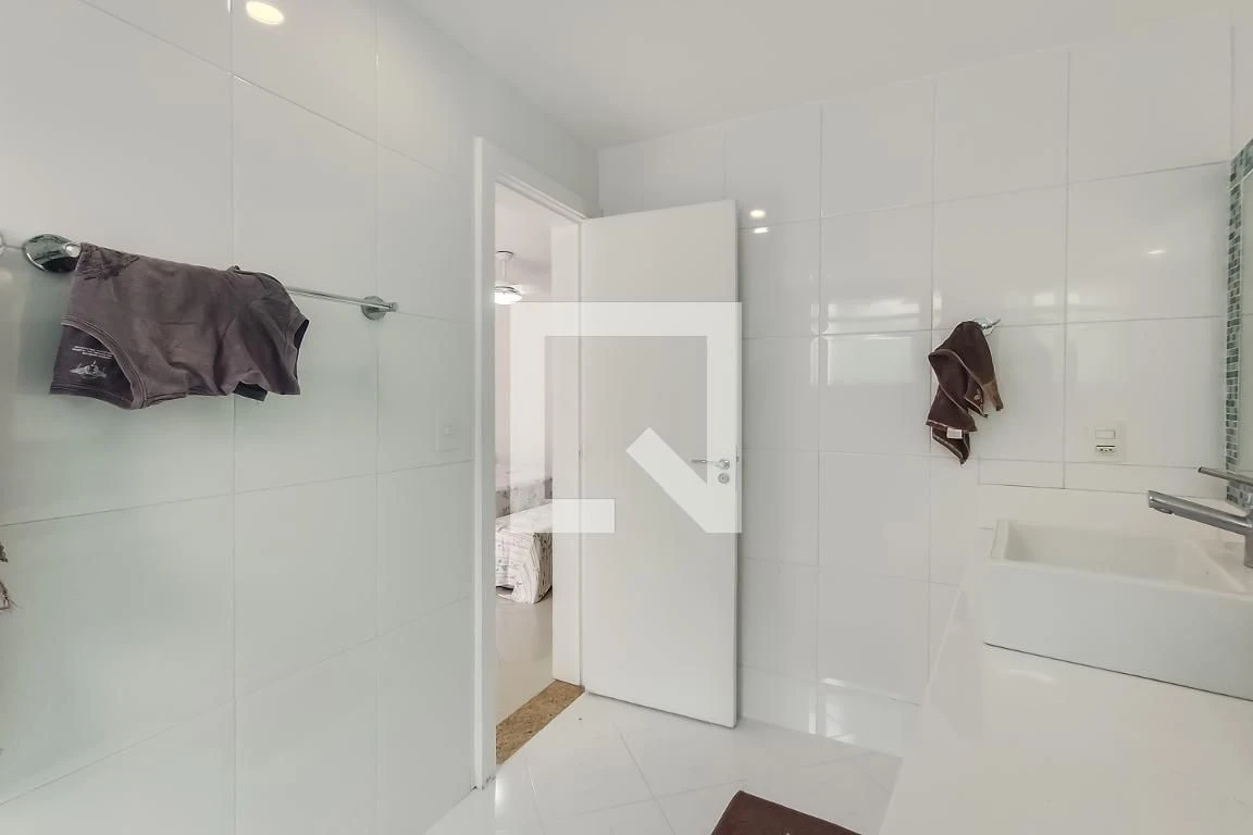 460 m² house with a water view and a private pool — photo 52
