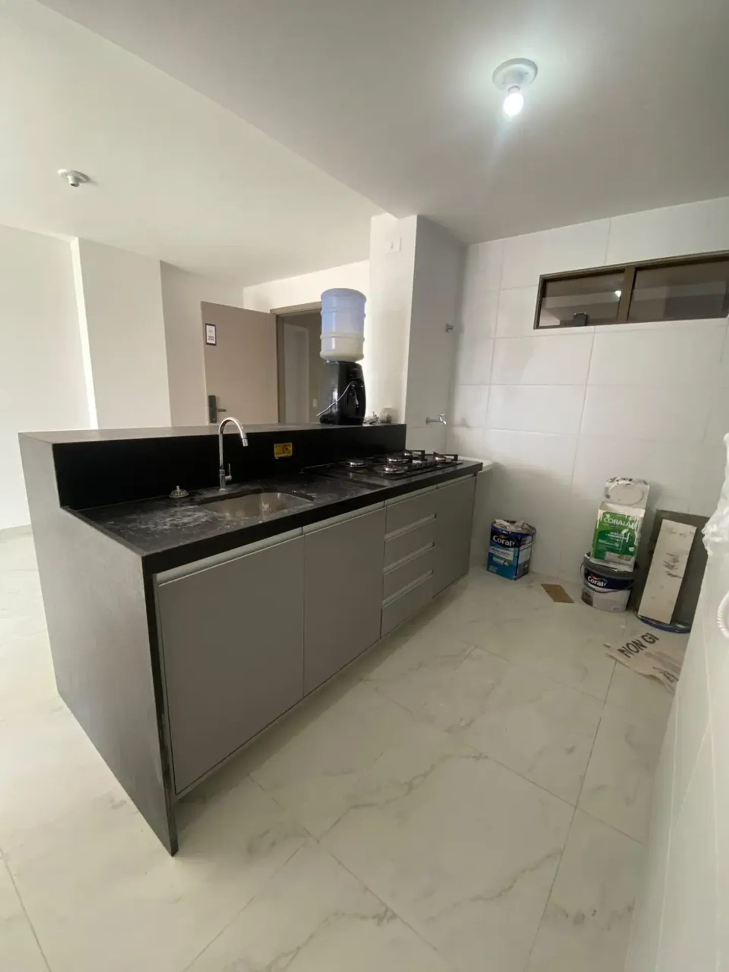 Balcony with a grill in a 2-bedroom apartment, 62 m² — photo 4