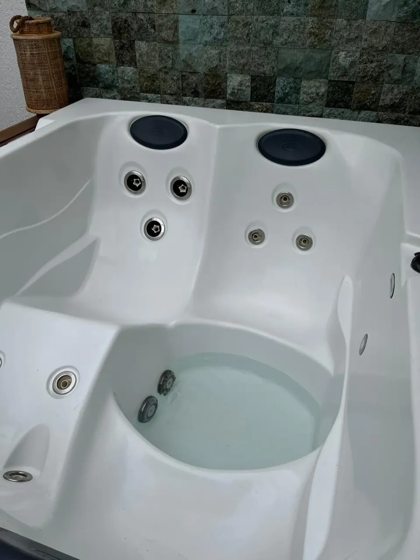 Furnished 3-bedroom apartment with glass balcony — photo 36
