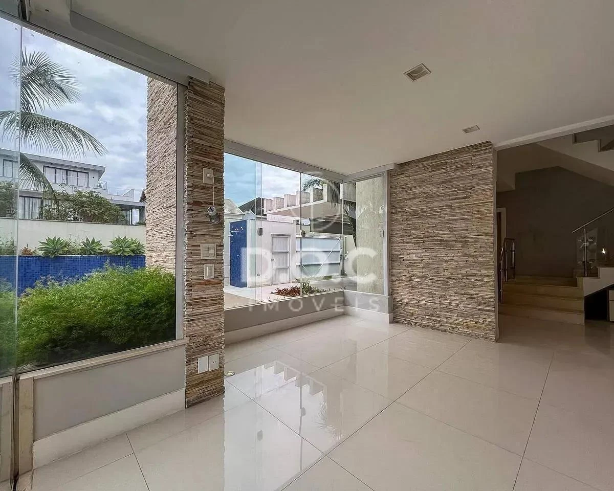 Floor-to-ceiling windows in a 5-bedroom house, 300 m² — photo 8