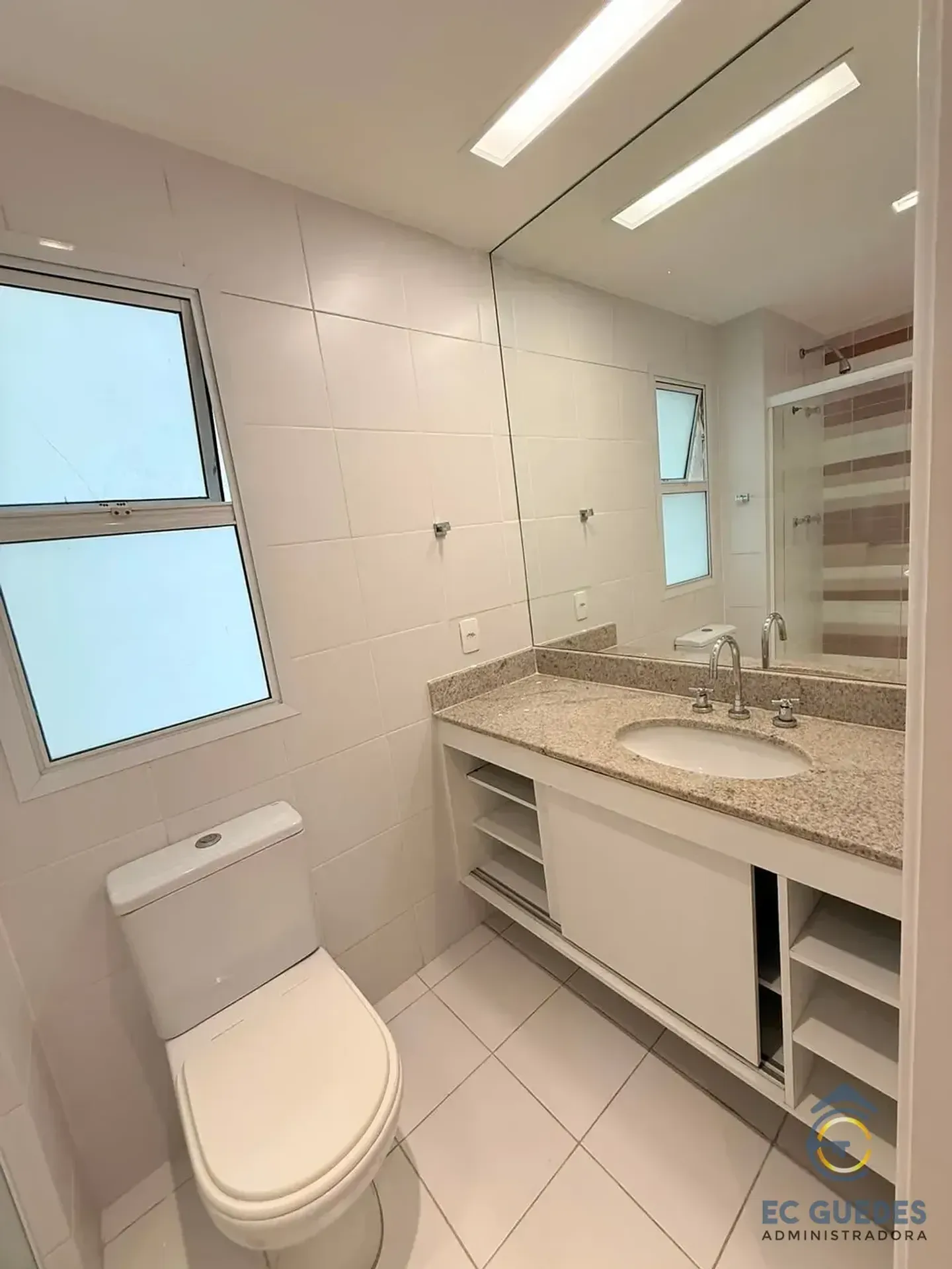 Furnished 3-bedroom apartment with glassed balcony — photo 38