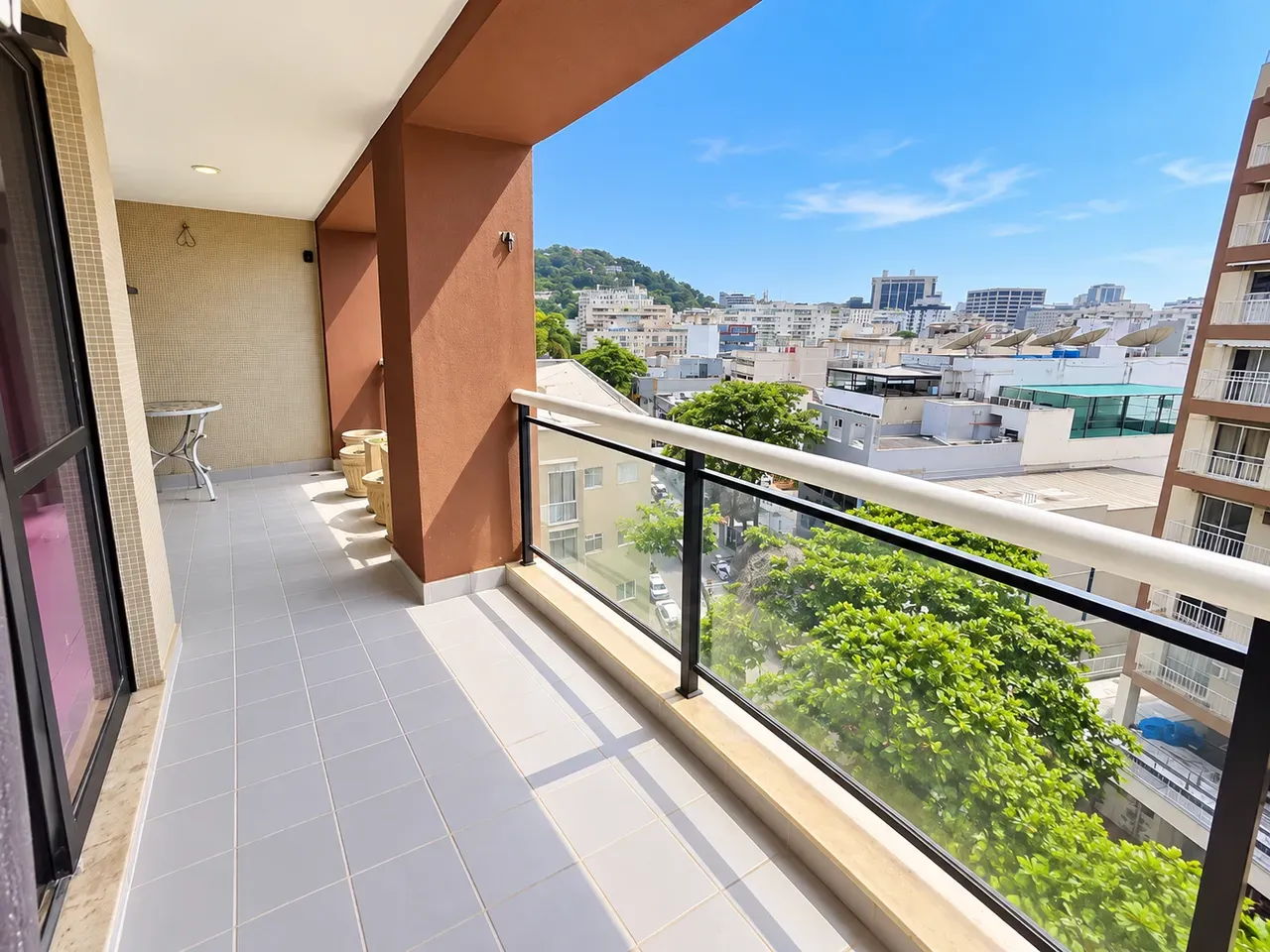 2-bedroom apartment with a bathtub — photo 7