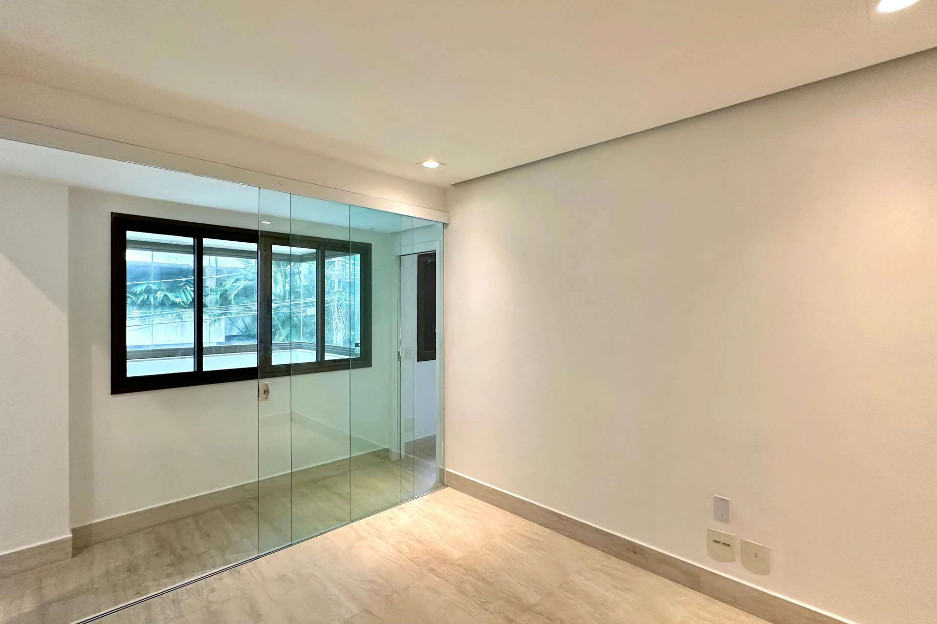 Unfurnished apartment with 2 suites and a balcony — photo 12