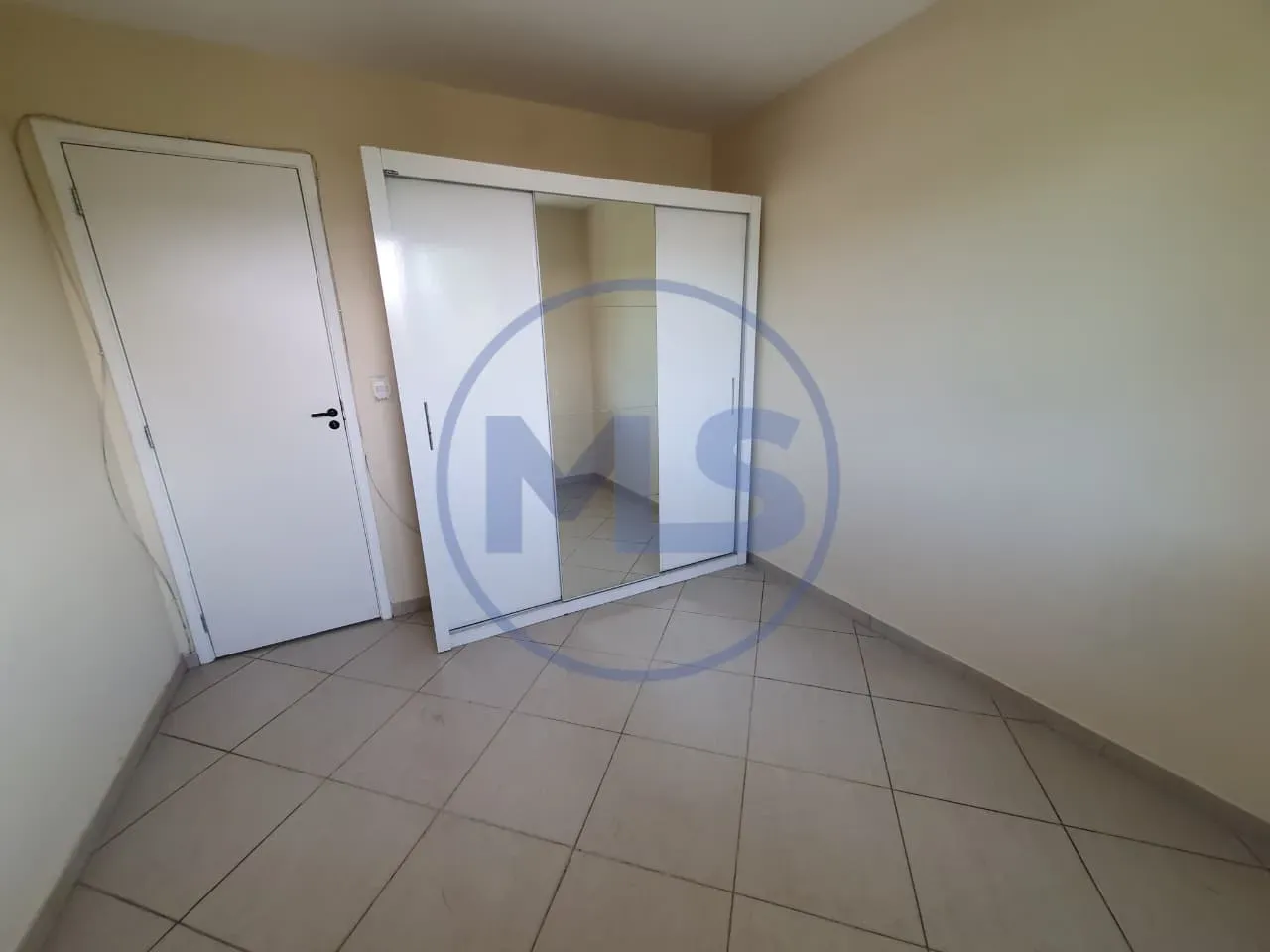 Balcony with a grill in a 3-bedroom apartment, 83 m² — photo 19