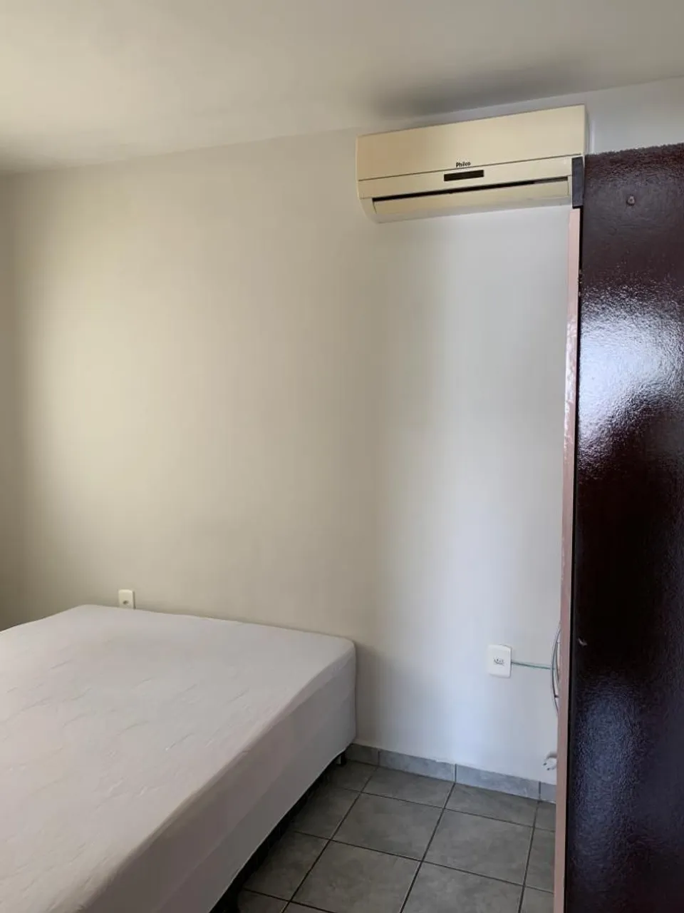 Unfurnished studio kitnet with a separate gas kitchen