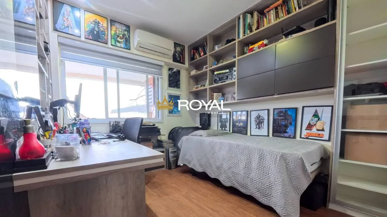 4-bedroom apartment in a building with a pool — photo 6