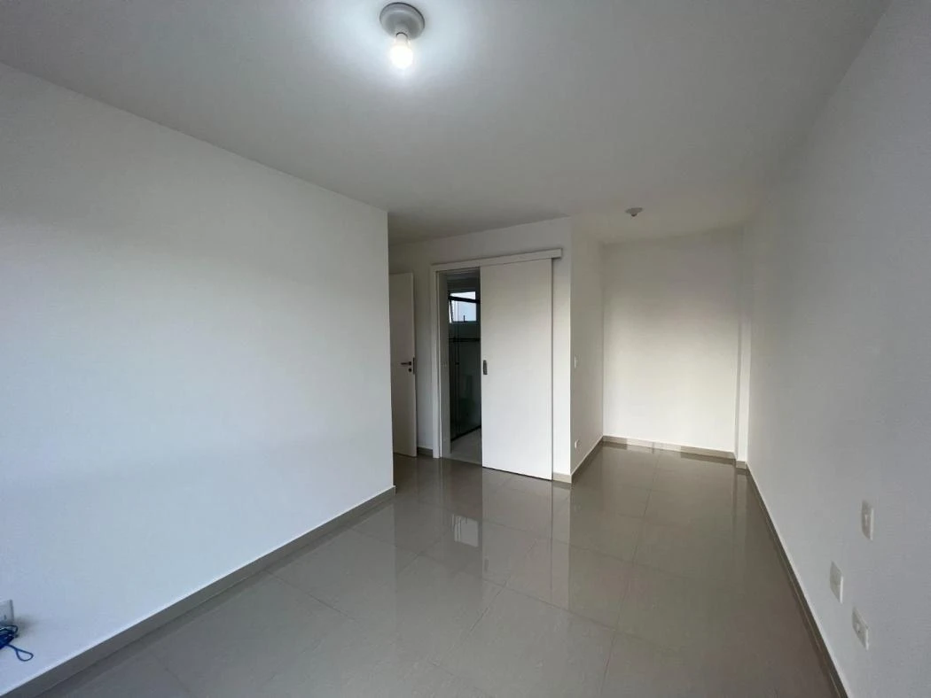 Balcony with a grill in a 3-bedroom apartment, 82 m² — photo 7