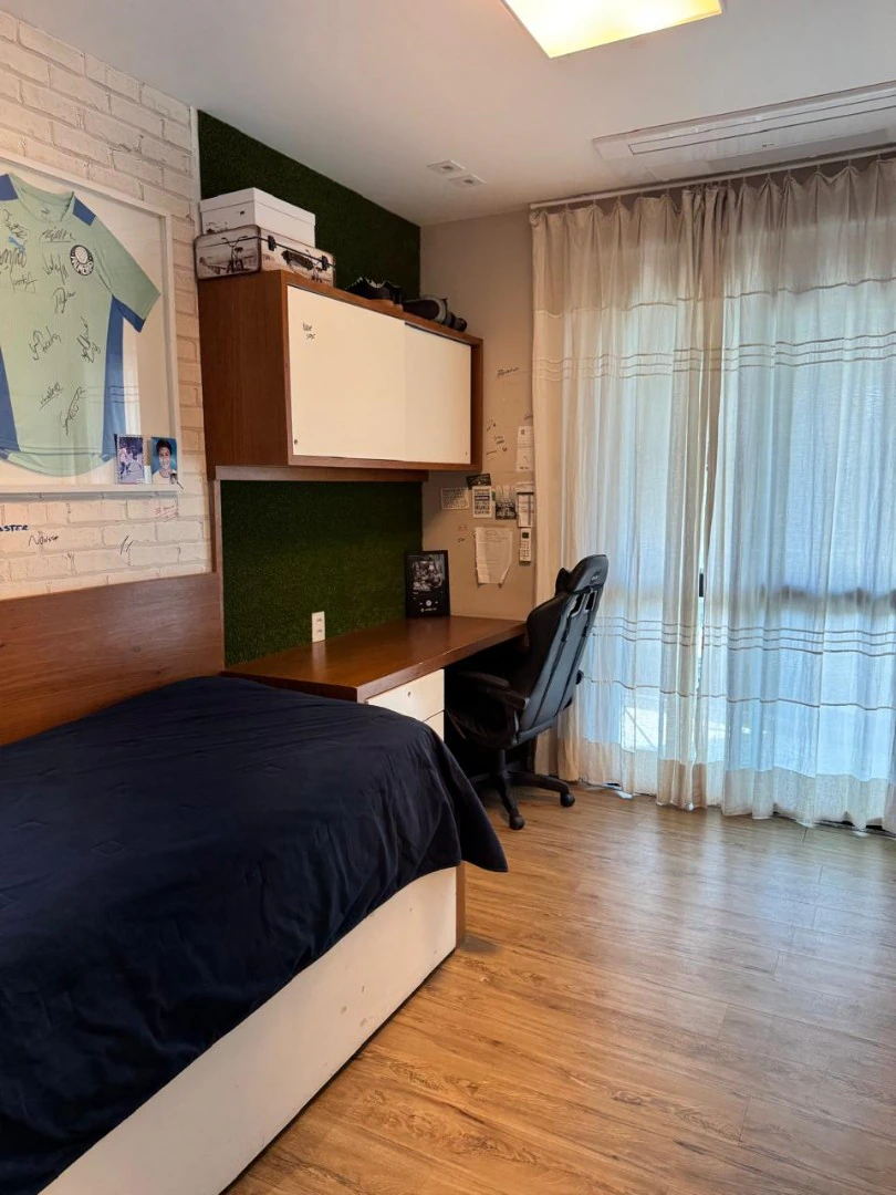 Furnished 4-bedroom apartment with a real home office desk — photo 23