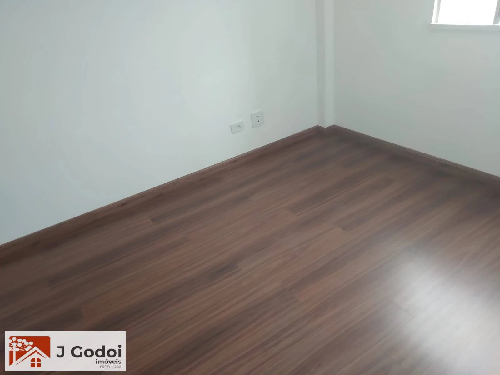 2-bedroom apartment with wood or laminate floors — photo 8
