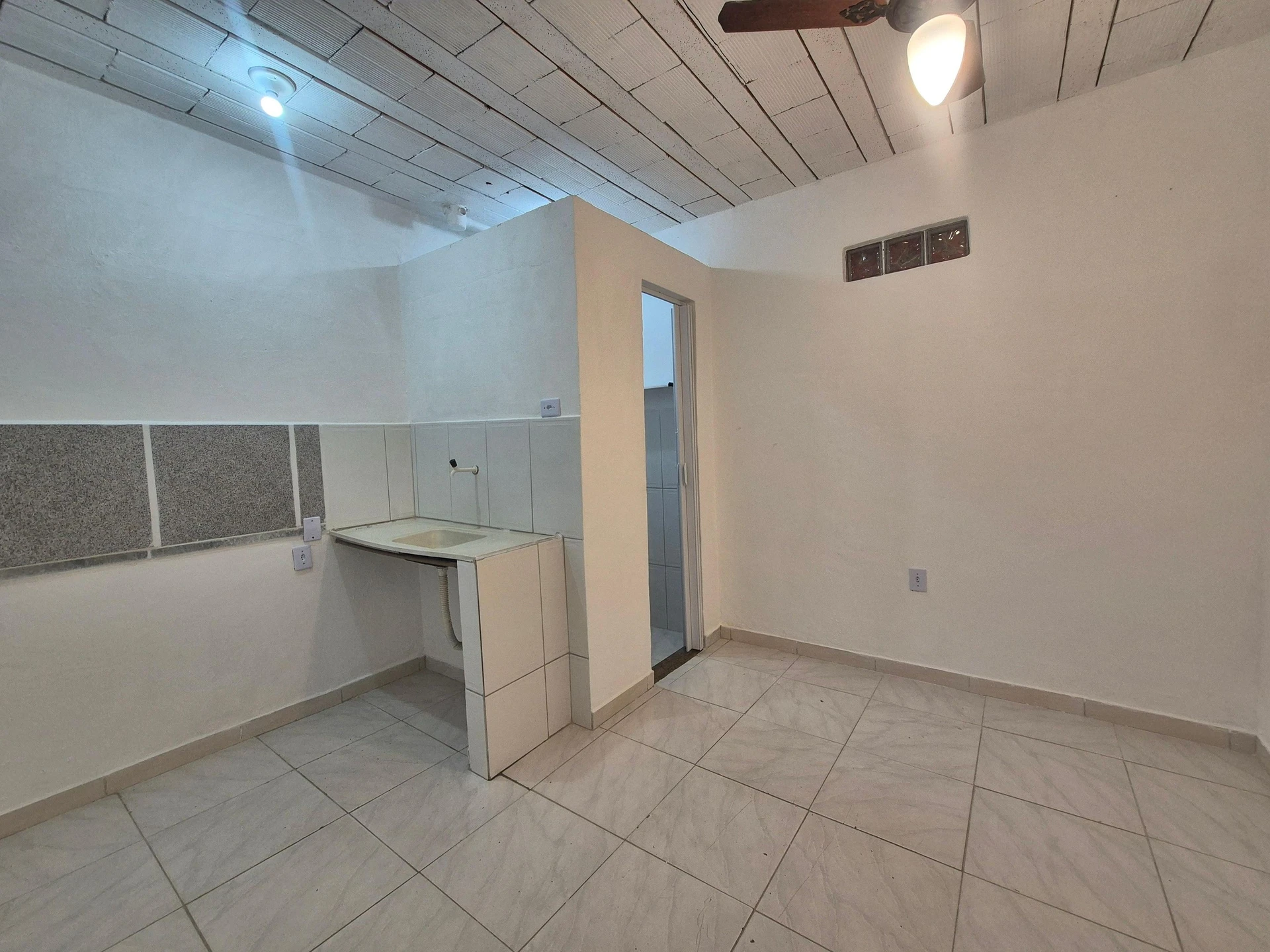Studio with 1 bedroom and en-suite bathroom, no parking — photo 3