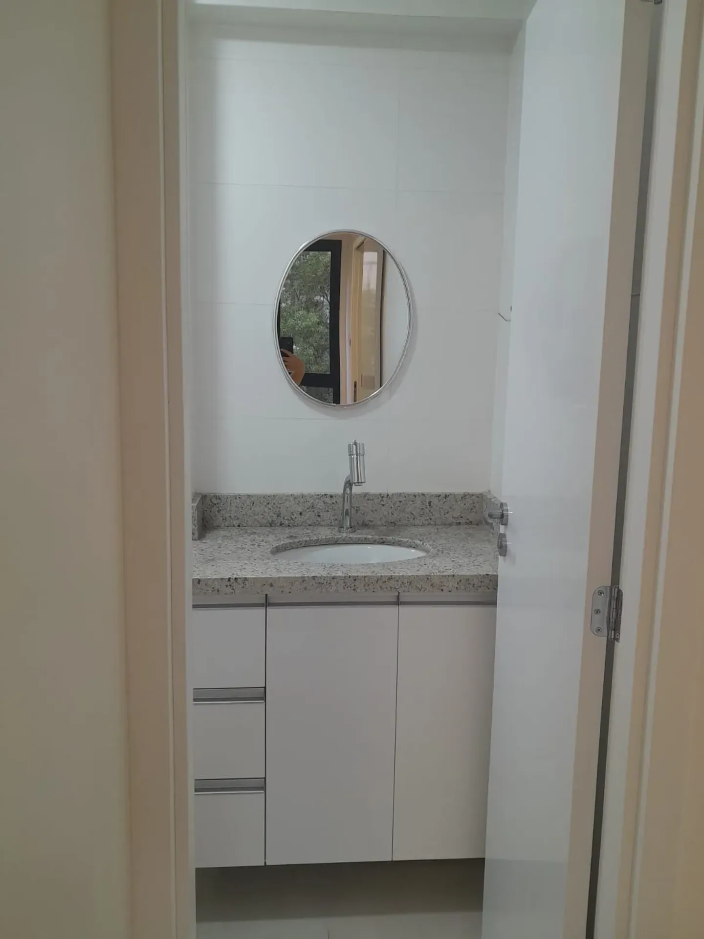 Furnished 1-bedroom apartment with open-plan kitchen — photo 27