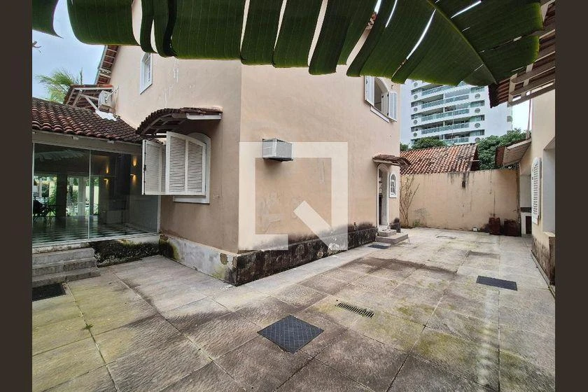 600 m² house with a washing machine and a home office — photo 14