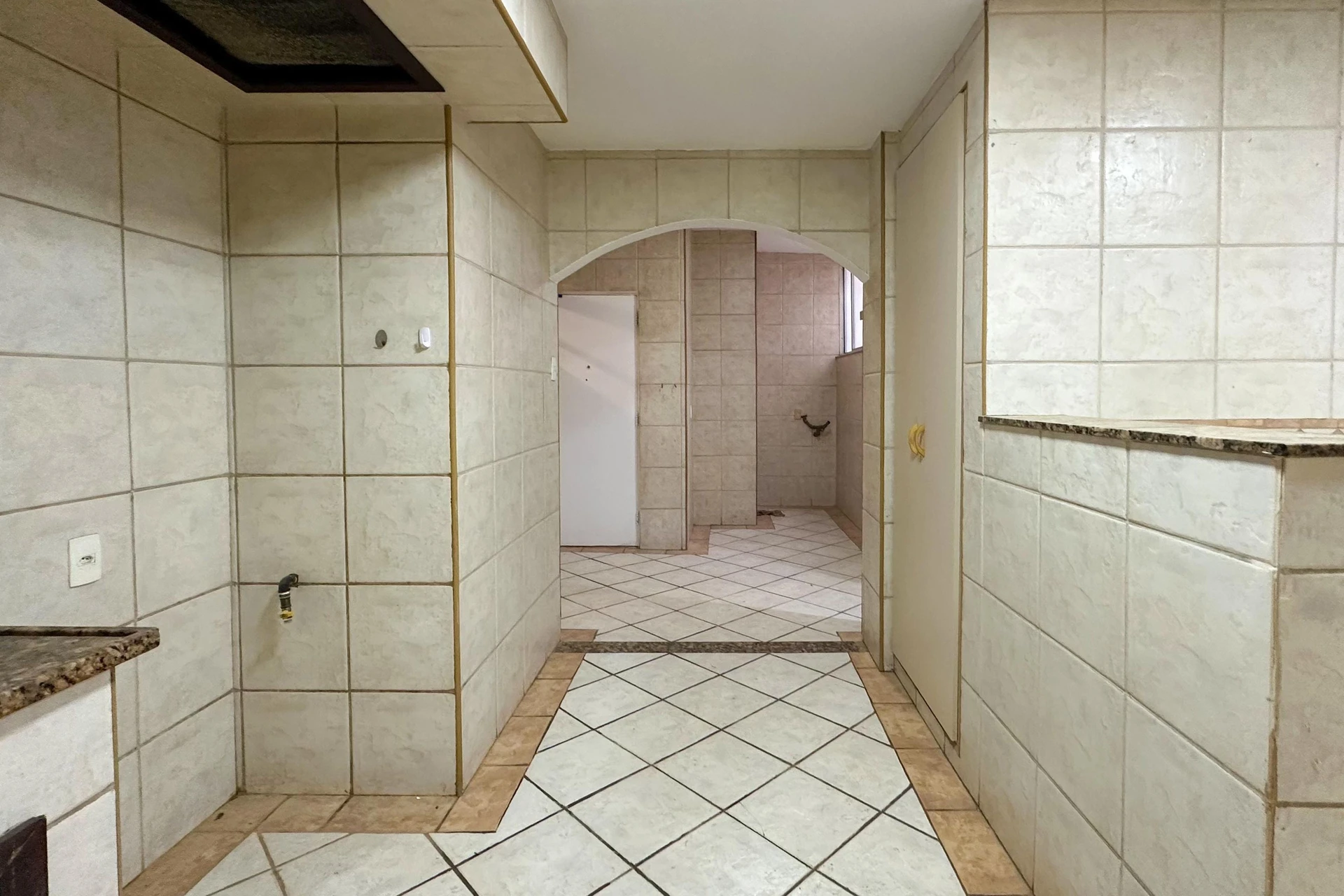 Unfurnished apartment with 3 bedrooms and 4 bathrooms — photo 22