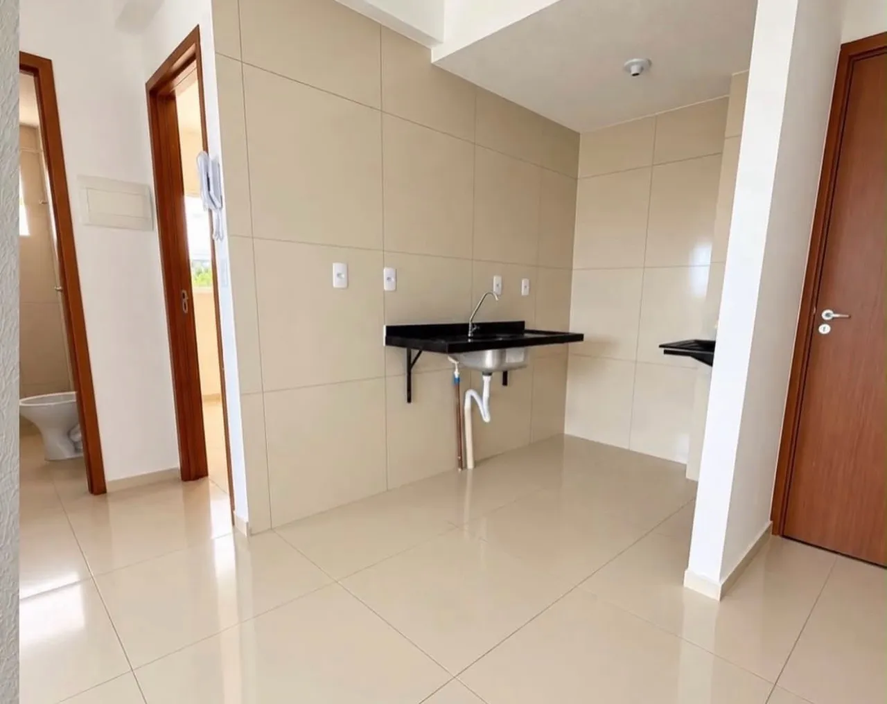 2-bedroom apartment in a building with a gym — photo 2