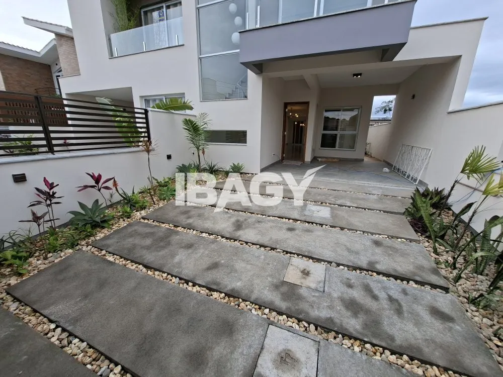 House with 3 en-suite bedrooms and 2 parking spots — photo 17