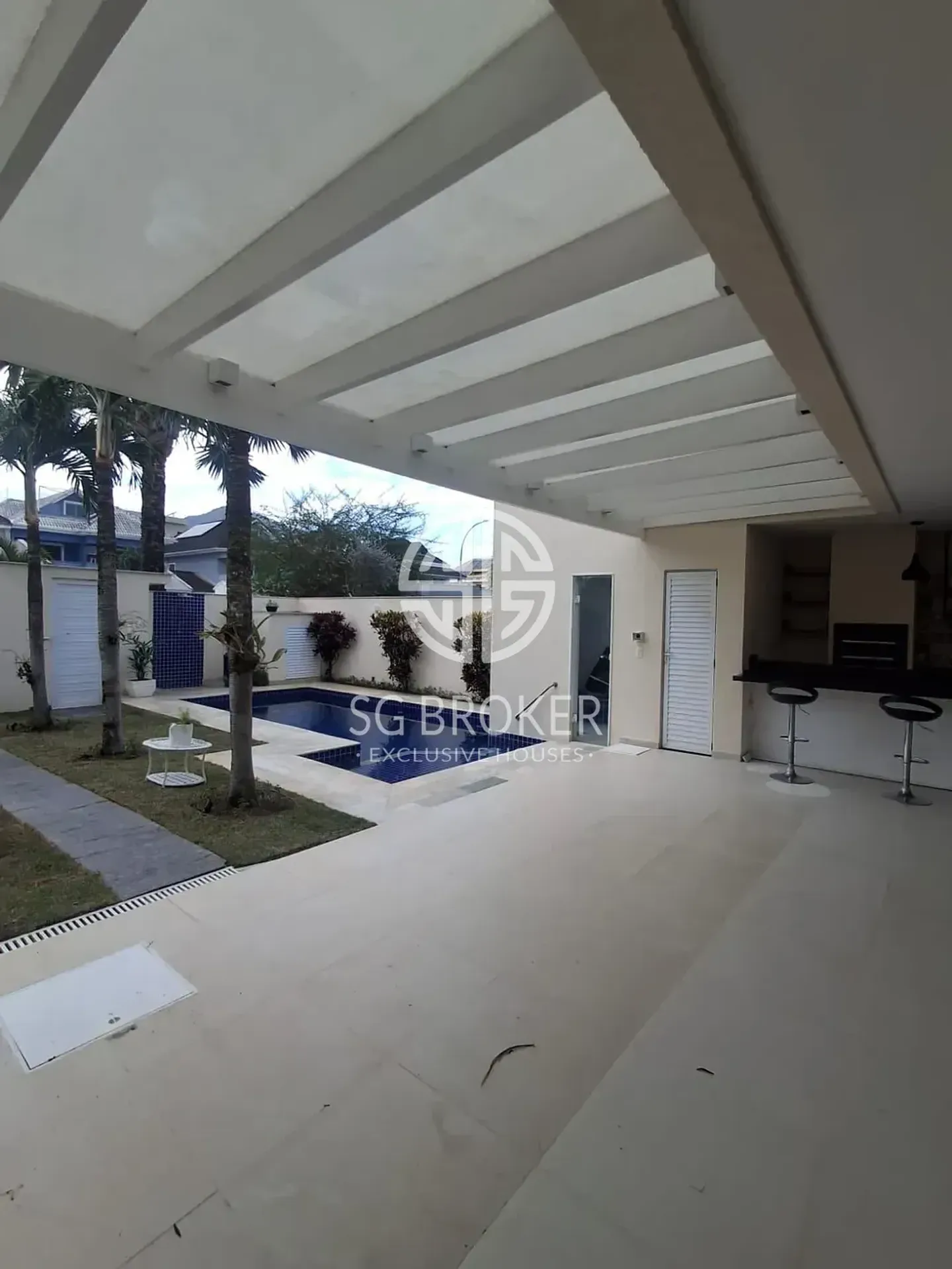 Casa com 5 suítes e 5 banheiros, 330 m² — photo 4