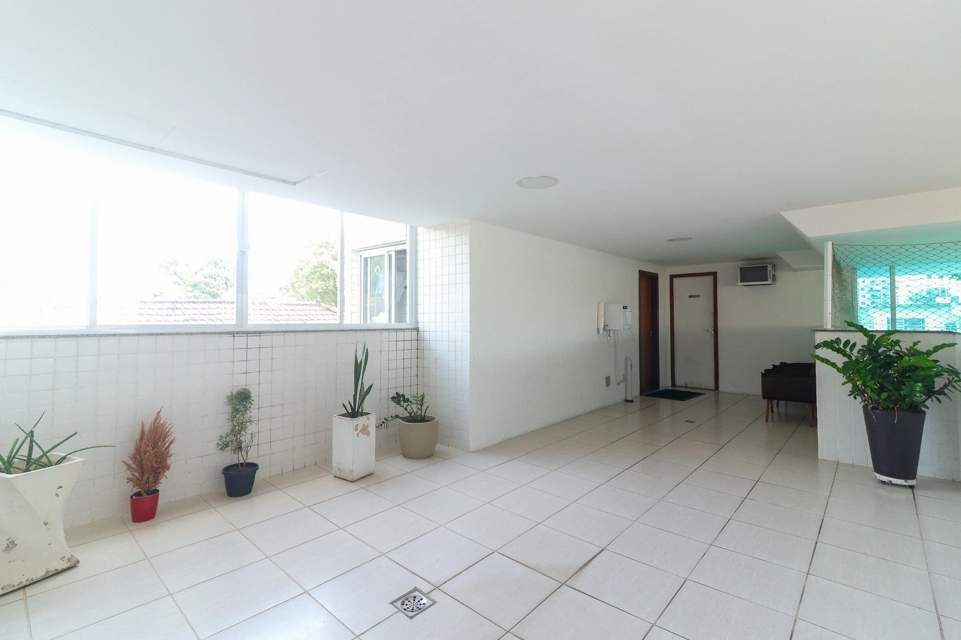 105 m² apartment with a home office and a washing machine — photo 58