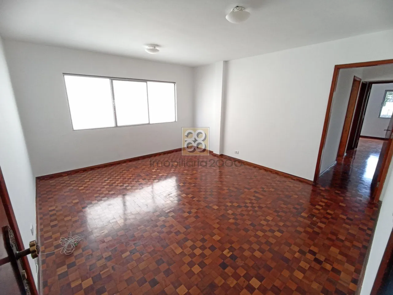 Wood or laminate floors in a 3-bedroom apartment, 77 m²