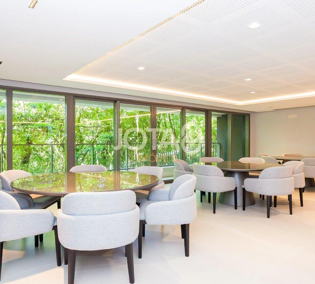 Balcony with a grill in a 3-bedroom apartment, 143 m² — photo 22