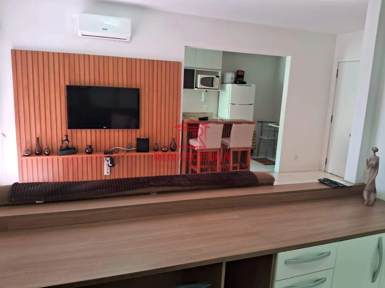 2-bedroom apartment in a building with a tennis court — photo 2