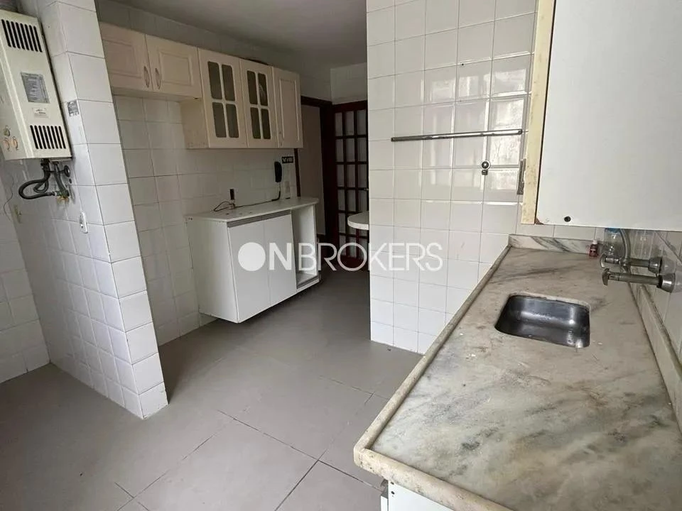Apartment, 98 m², with wood or laminate floors — photo 2